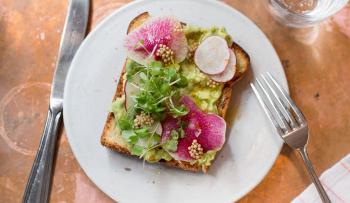 Avocado toast sain et equilibre au radis